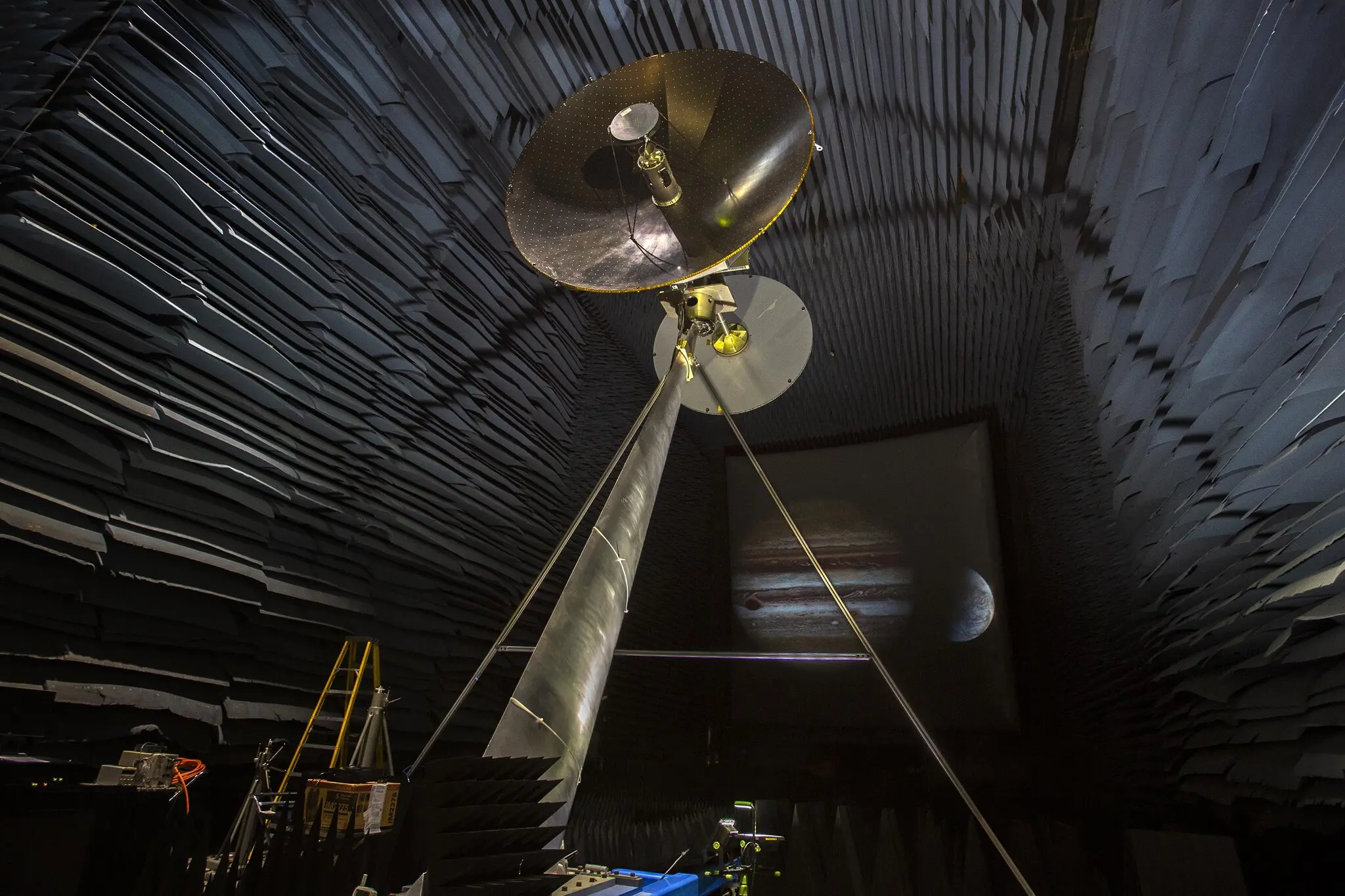 Випробування повномасштабного прототипу антени з високим коефіцієнтом посилення Europa Clipper, яка передаватиме дані на сотні мільйонів миль назад на Землю, у дослідницькому центрі NASA Langley у Гемптоні, штат Вірджинія, у 2019 році